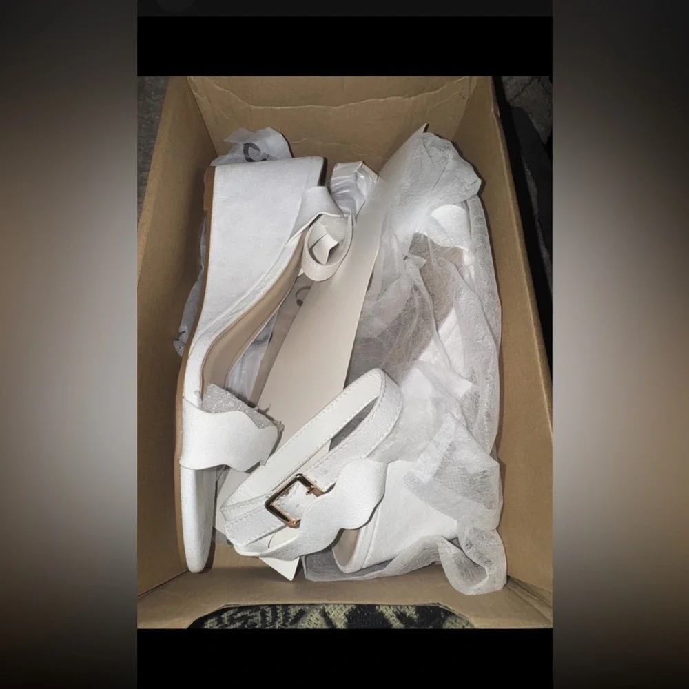 Journee Collection Womens Wedge Heel Loucia White Suede Sandal  Size 10